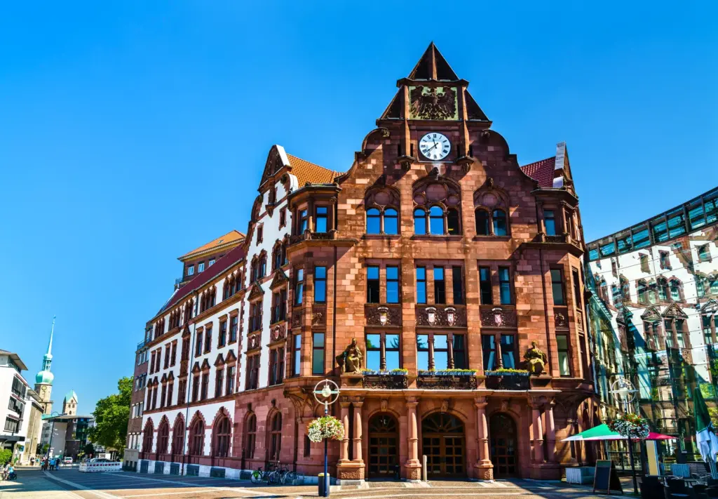 Altes Stadthaus in der Dortmunder Innenstadt, links der Turm der Reinoldikirche.