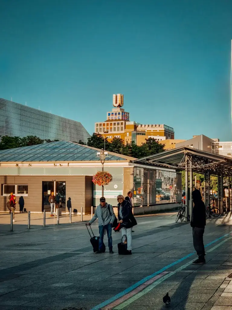 Platz am Dortmunder Hauptbahnhof mit Reisenden, im Hintergrund das Dortmunder U.