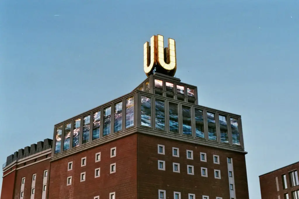 Dortmunder U, Wahrzeichen der Stadt, mit vergoldetem Doppel-U auf dem Dach.