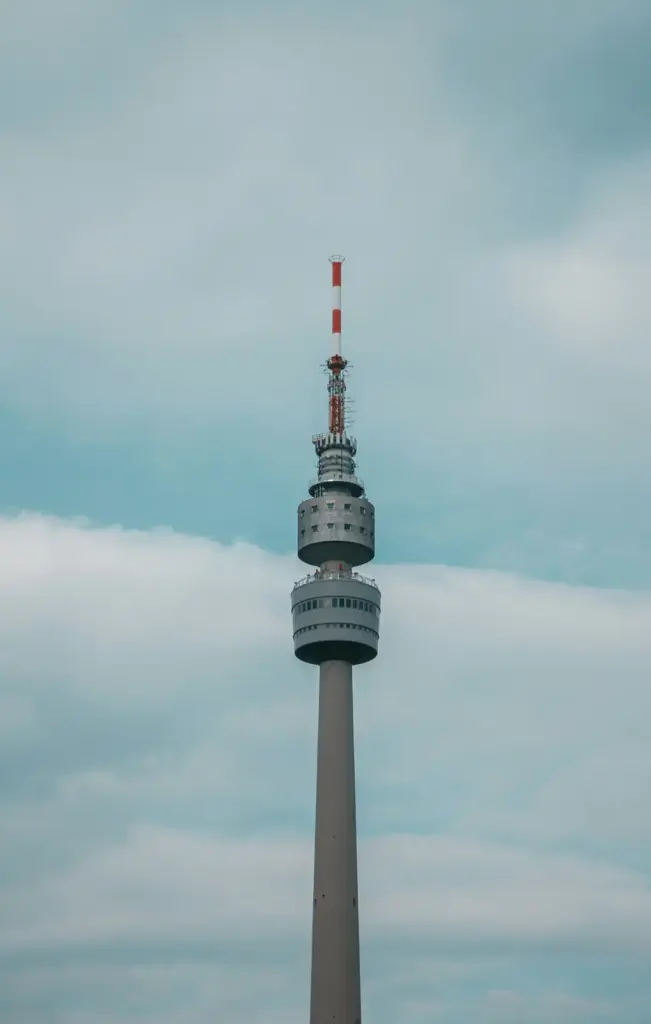 Turmkorb des Florianturms in Dortmund vor bew&ouml;lktem Himmel.