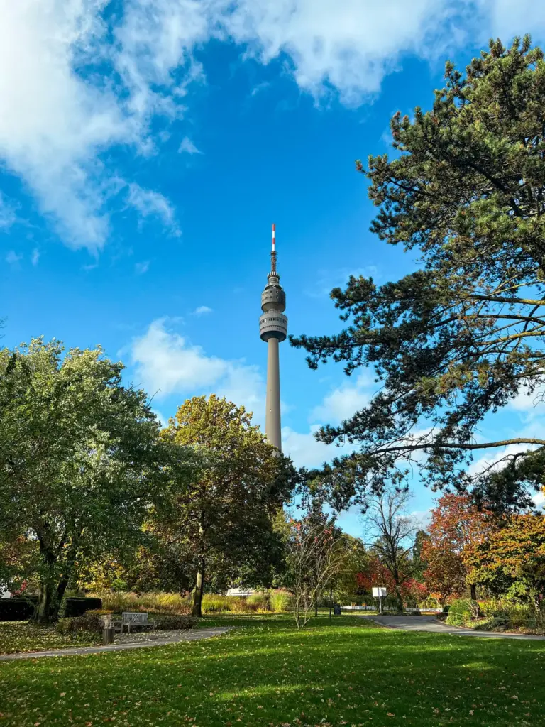Florianturm im Westfalenpark Dortmund zwischen herbstlichen B&auml;umen.