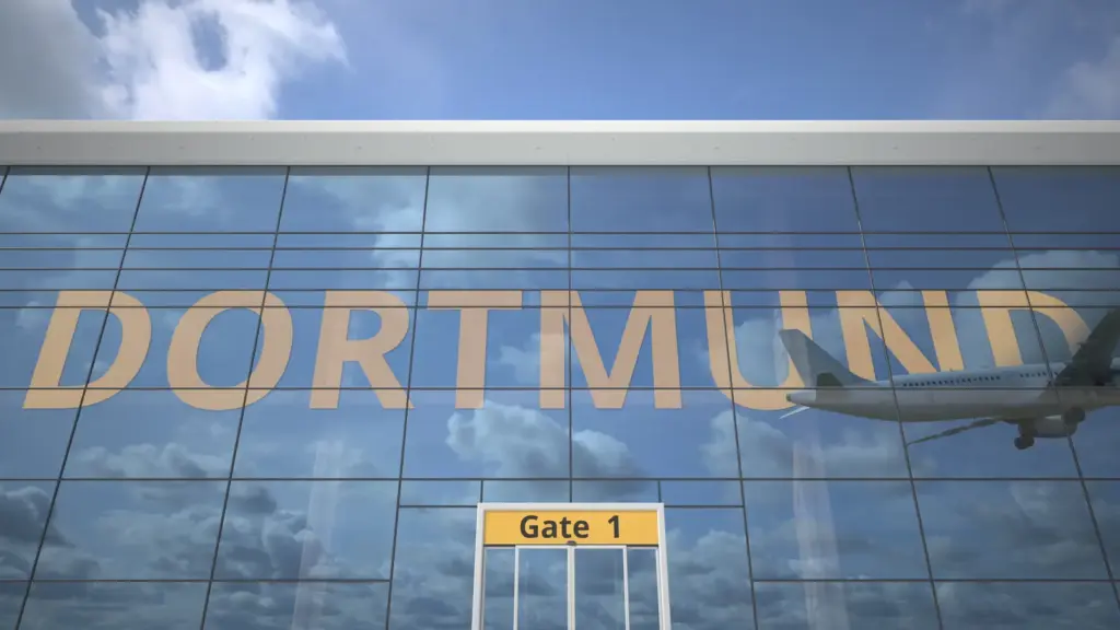 Terminal des Flughafens Dortmund im Stadtbezirk Brackel mit Flugzeug in der Glasfassade.