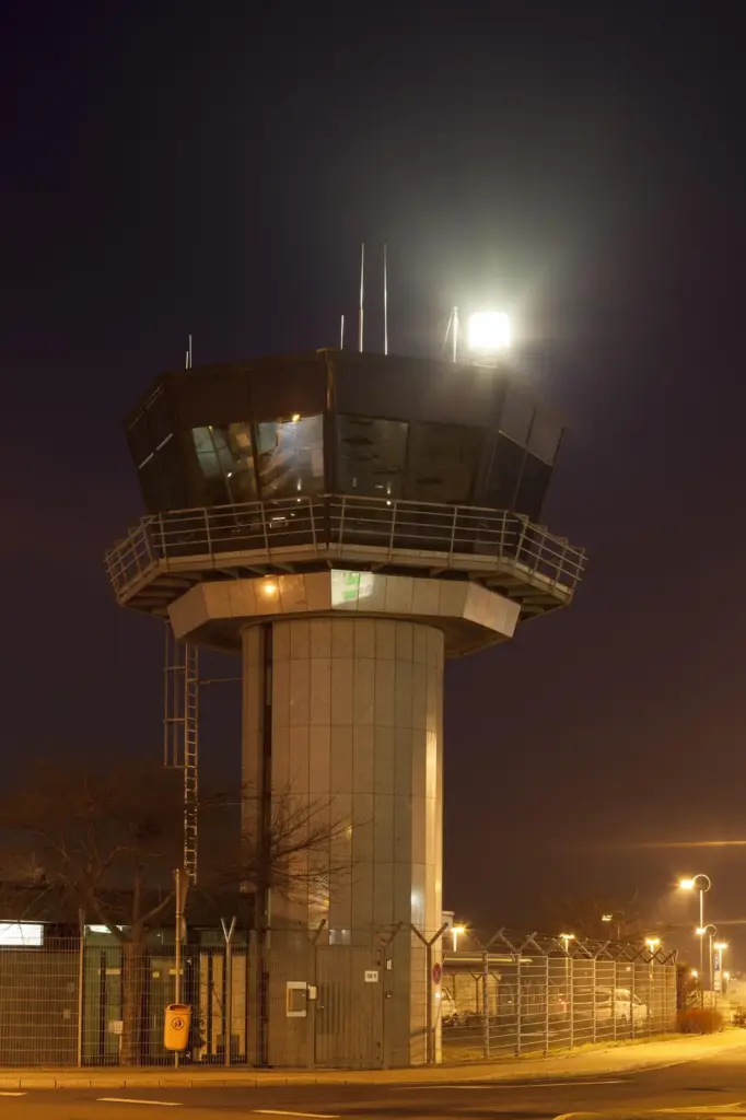 Tower des Flughafens Dortmund in Brackel bei Nacht.