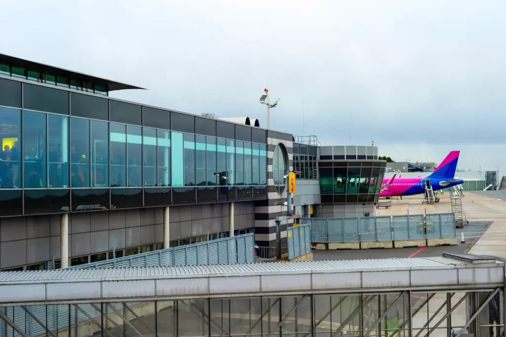 Flughafen Dortmund in Brackel mit Fluggastbr&uuml;cke und Passagierflugzeug.