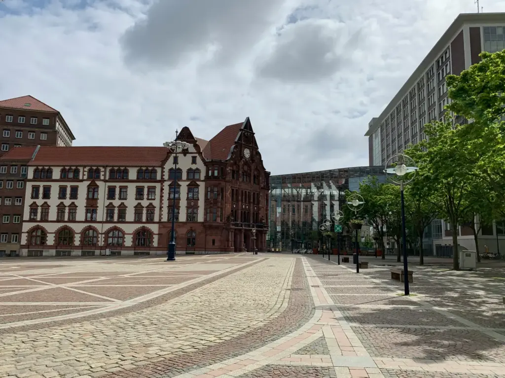 Friedensplatz in der Dortmunder Innenstadt mit dem Alten Stadthaus.