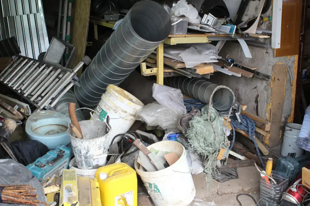 Garage voller Baumaterialien, Eimer und L&uuml;ftungsrohre.