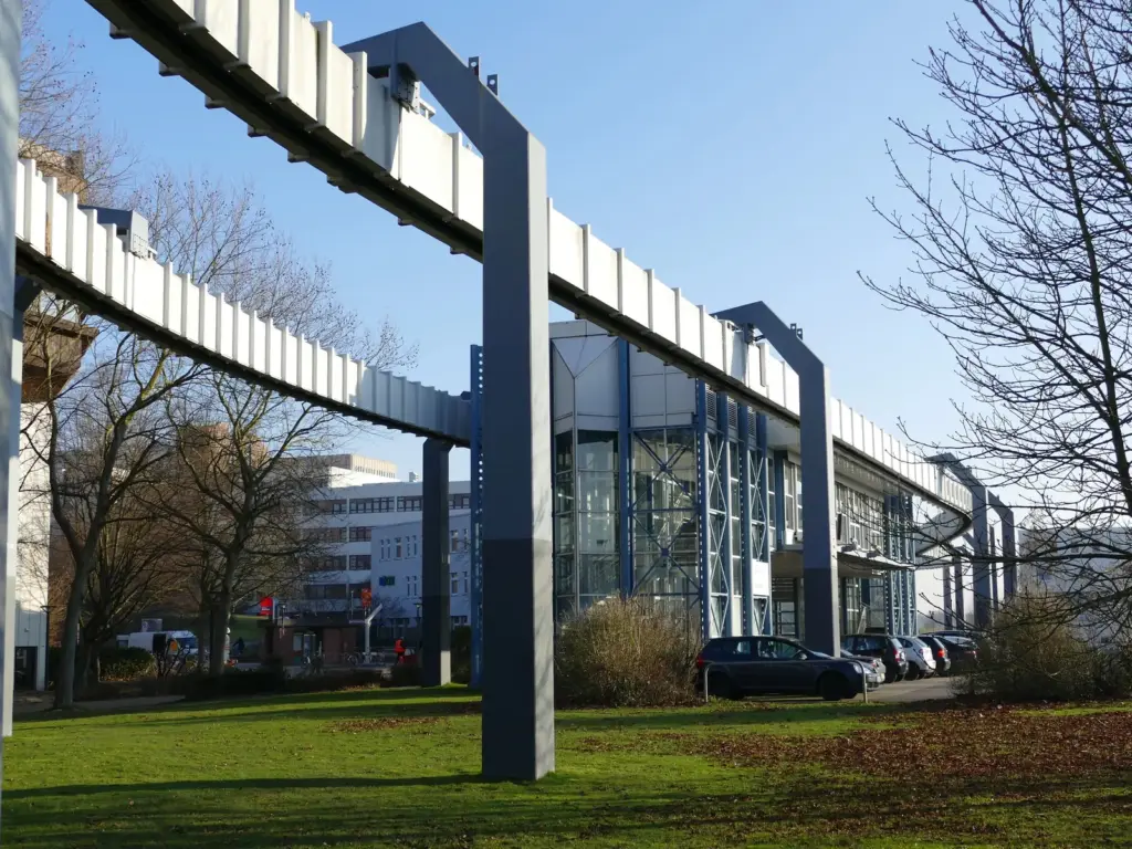 St&uuml;tzen der H-Bahn an einer Station auf dem Campus der TU Dortmund.