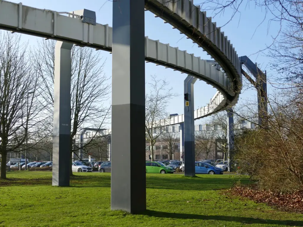 Geschwungene H-Bahn-Trasse &uuml;ber einem Parkplatz der TU Dortmund.