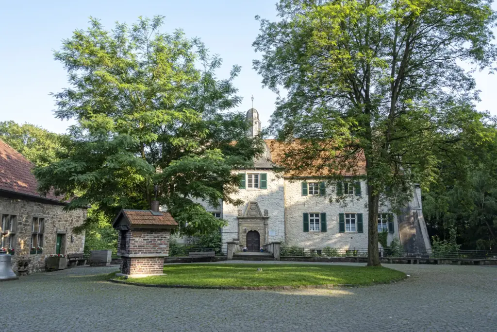 Innenhof von Haus Dellwig in Dortmund-L&uuml;tgendortmund mit Herrenhaus und Brunnen.