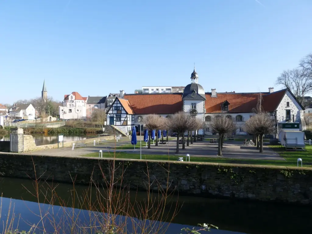 Wasserschloss Haus Rodenberg in Dortmund-Aplerbeck mit Parkanlage und Gr&auml;fte im Winter.