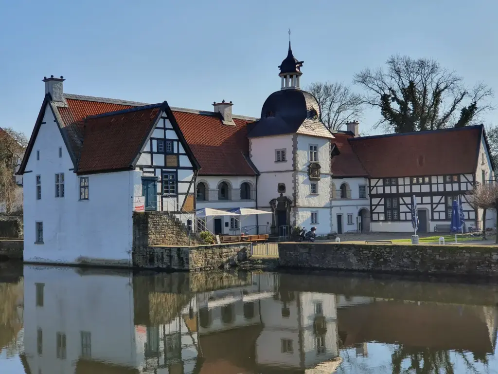 Wasserschloss Haus Rodenberg in Dortmund-Aplerbeck mit Parkanlage und Gr&auml;fte im Winter.