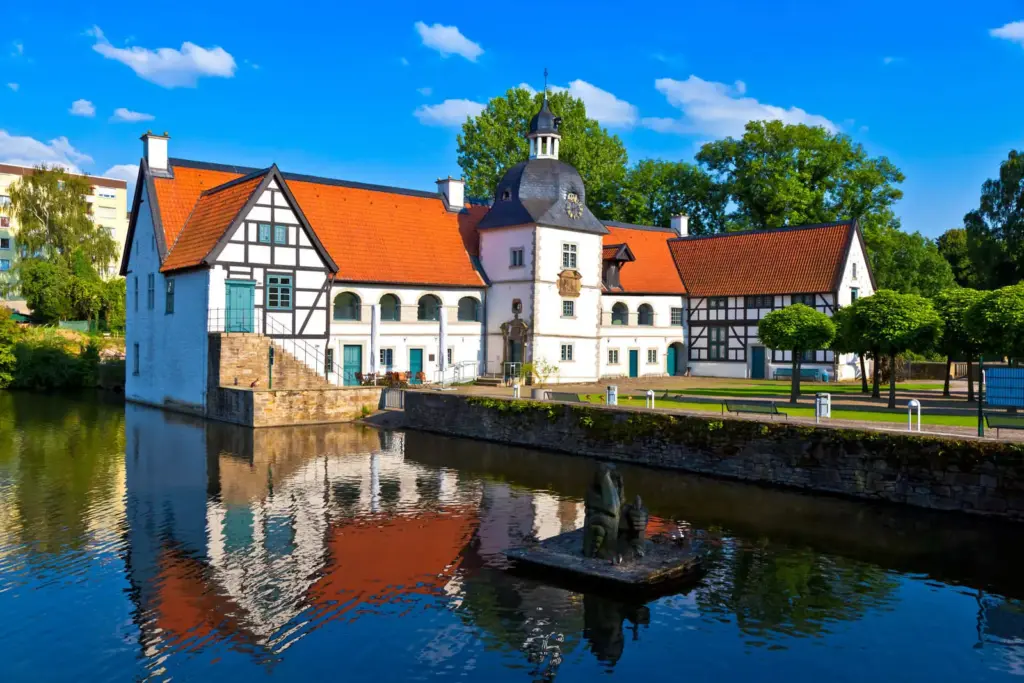Haus Rodenberg in Aplerbeck spiegelt sich im Sommer in der Gr&auml;fte.