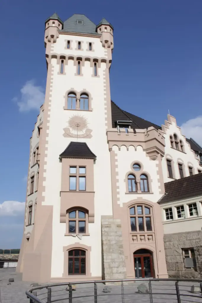 H&ouml;rder Burg in Dortmund-H&ouml;rde mit Sonnenuhr am wiederaufgebauten Burgturm.