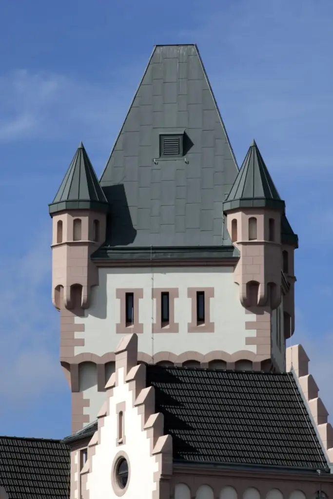 Turm der H&ouml;rder Burg in Dortmund-H&ouml;rde mit Eckt&uuml;rmchen und Schieferdach.
