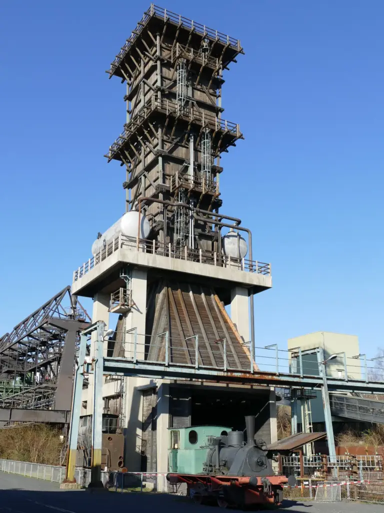 L&ouml;schturm der Kokerei Hansa in Dortmund-Huckarde mit historischer Lokomotive.