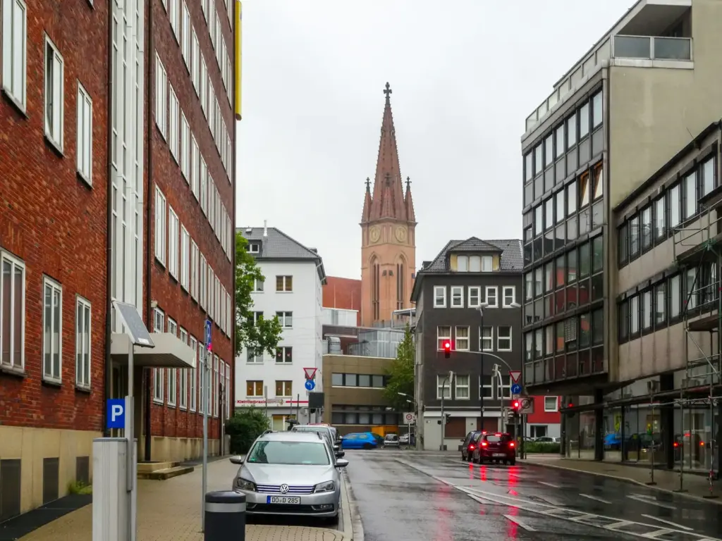 Neugotischer Turm der Liebfrauenkirche an der Amalienstra&szlig;e in Dortmund.