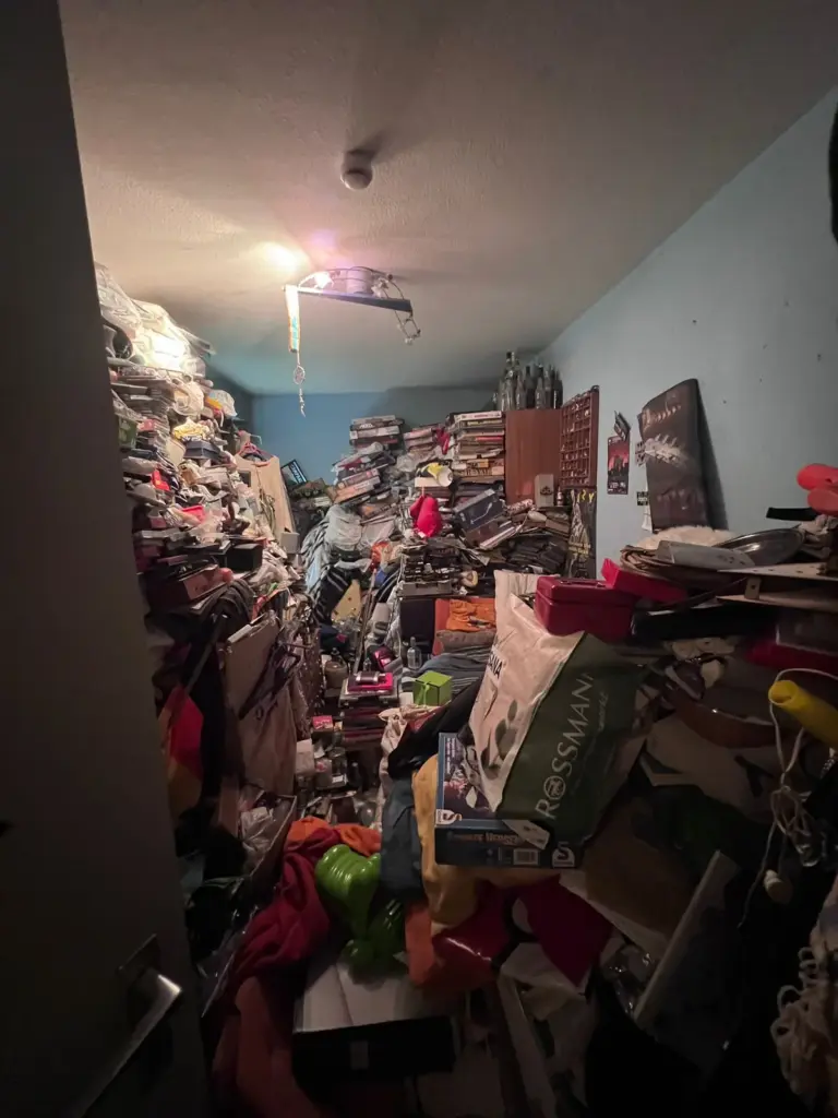 Bis zur Decke vollgestellter Raum einer Messie-Wohnung.