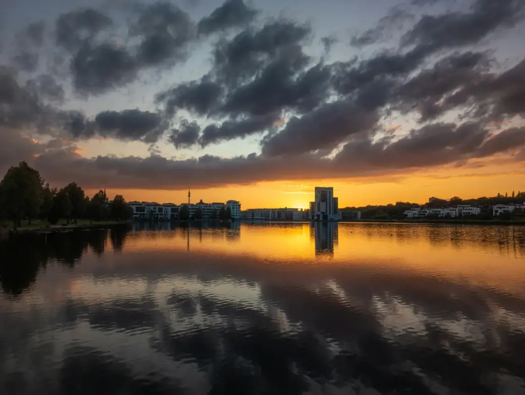 Abendrot spiegelt sich im Wasser des Phoenixsees in Dortmund.