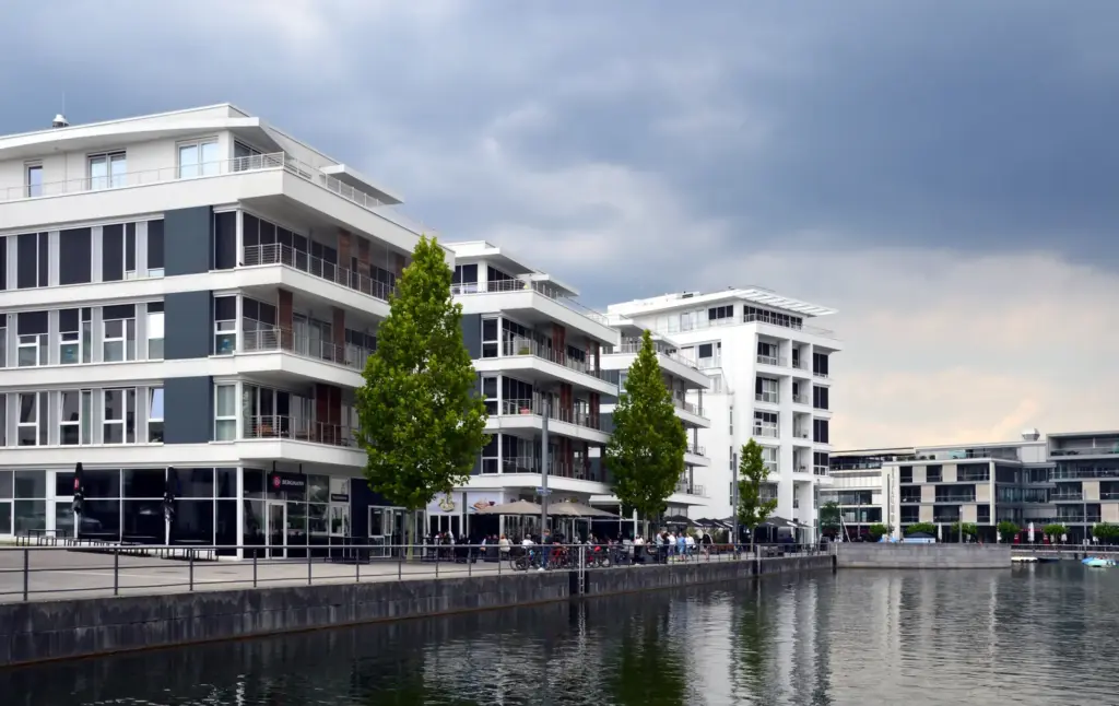Wohnh&auml;user mit Caf&eacute;s an der Promenade des Phoenixsees in Dortmund.