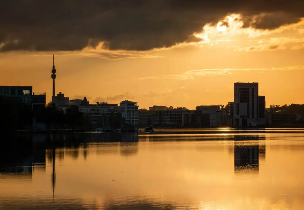 Abendstimmung am Phoenixsee in Dortmund mit Silhouette des Florianturms.