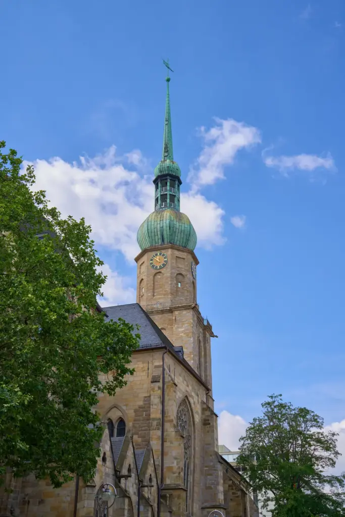 Turm der Reinoldikirche in der Dortmunder Innenstadt mit gr&uuml;ner Barockhaube.