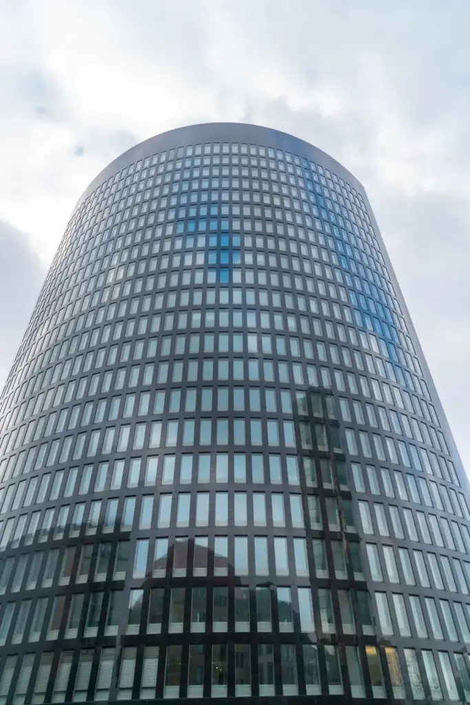 RWE Tower in der Dortmunder Innenstadt, ovales B&uuml;rohochhaus mit Glasfassade.