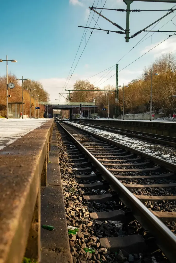 S-Bahn-Station in Dortmund mit verschneiten Gleisen im Winter.