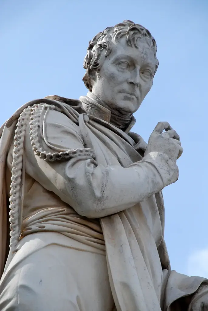 Scharnhorst-Denkmal, Marmorstatue des preu&szlig;ischen Generals.