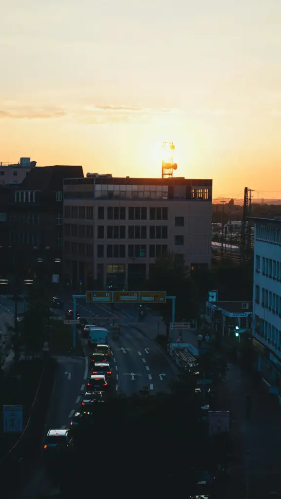Sonnenuntergang &uuml;ber einer Stra&szlig;enkreuzung in der Dortmunder Innenstadt.