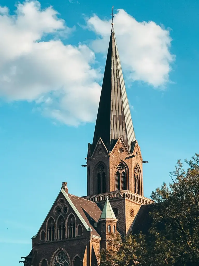 Stiftskirche St. Clara in Dortmund-H&ouml;rde, neugotische Backsteinkirche im Abendlicht.