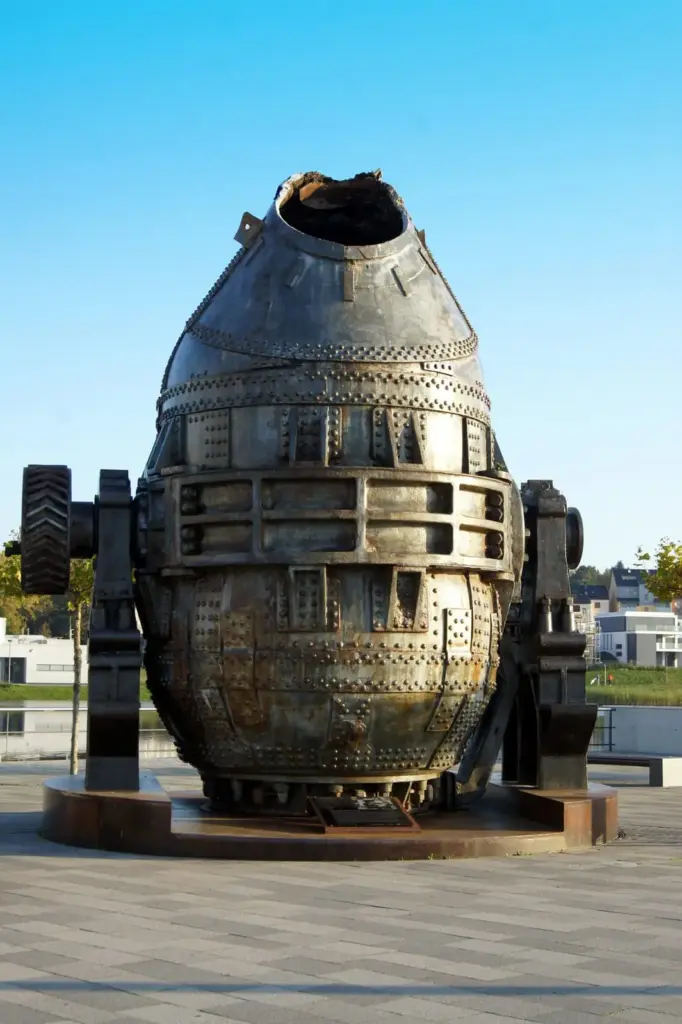 Thomas-Konverter als Denkmal der Stahlindustrie am Phoenixsee in Dortmund.