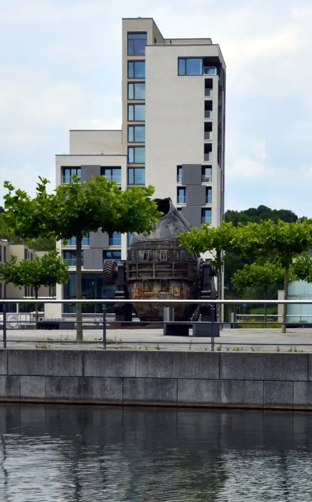 Historischer Thomas-Konverter am Ufer des Phoenixsees in Dortmund-H&ouml;rde.