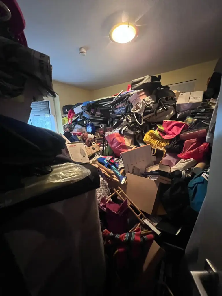 Mit Taschen, Kartons und Hausrat &uuml;berf&uuml;llter Raum einer Wohnung.