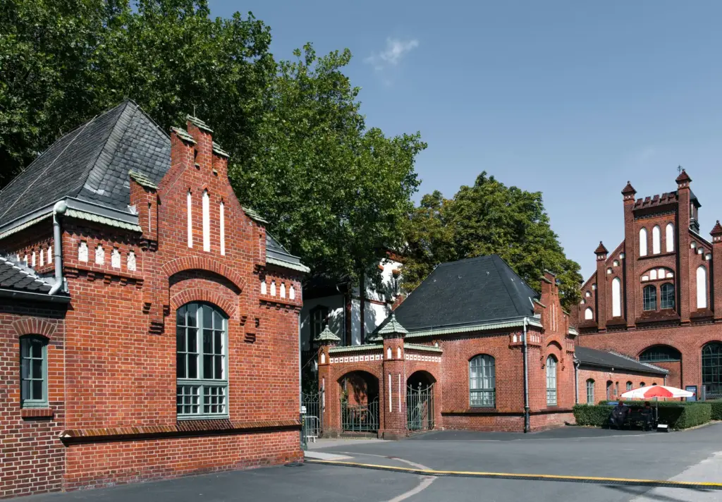 Backsteingeb&auml;ude am Eingang der Zeche Zollern in Dortmund.