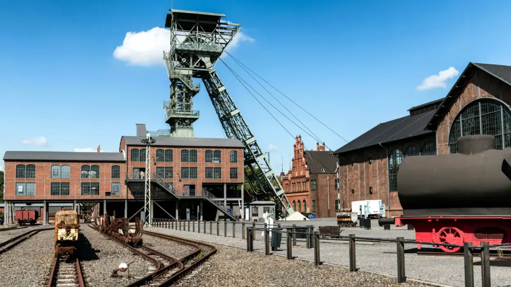 Zeche Zollern in Dortmund mit Gleisanlage und historischer Lokomotive.
