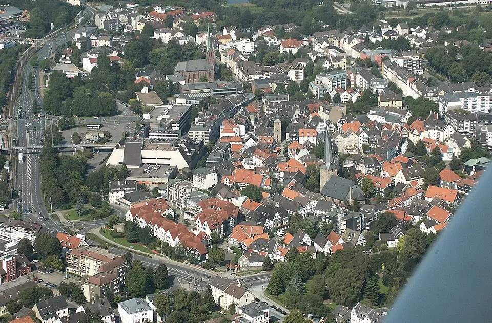 Luftaufnahme der Hattinger Altstadt mit Kircht&uuml;rmen, Entr&uuml;mpelung in Hattingen.
