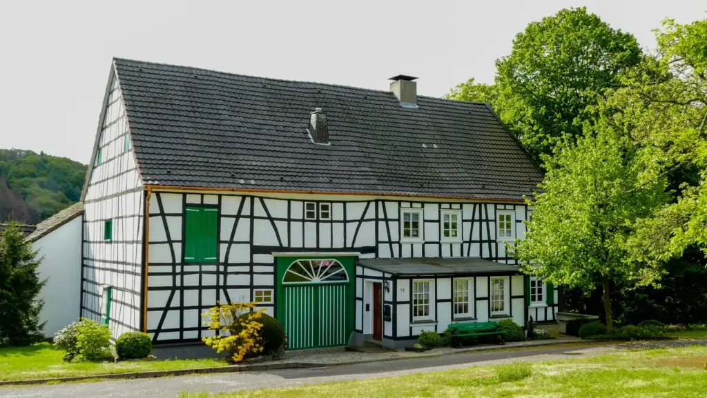 Bergisches Fachwerkhaus mit gr&uuml;nem Tor bei Hattingen, Entr&uuml;mpelung im Stadtgebiet.