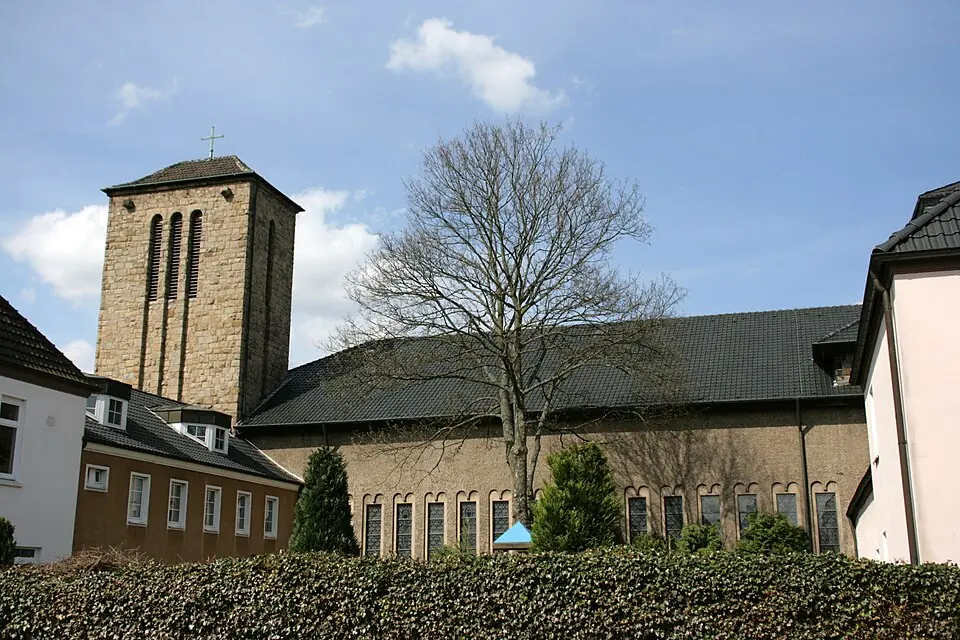 Kirche mit Natursteinturm in Hattingen, Entr&uuml;mpelungen im gesamten Stadtgebiet.