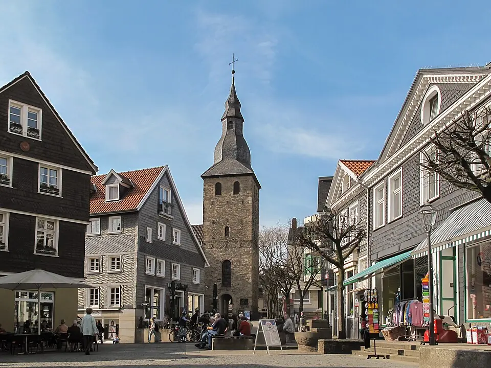 Marktplatz in Hattingen mit altem Kirchturm und schiefergedeckten H&auml;usern, Entr&uuml;mpelung vor Ort.