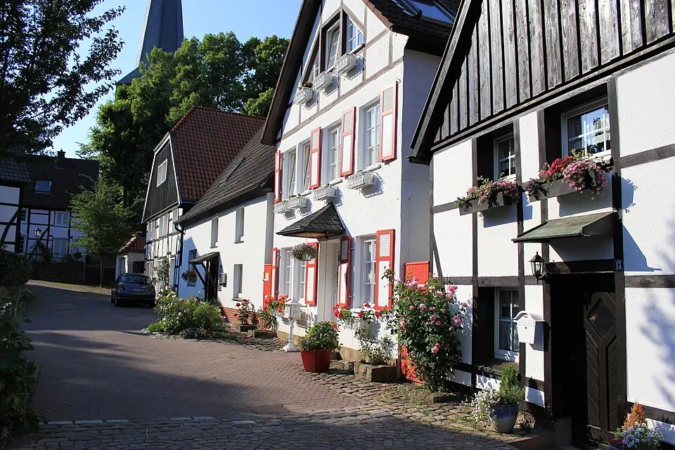 Gepflasterte Altstadtgasse in Schwerte mit Fachwerkh&auml;usern, Haushaltsaufl&ouml;sung vor Ort.