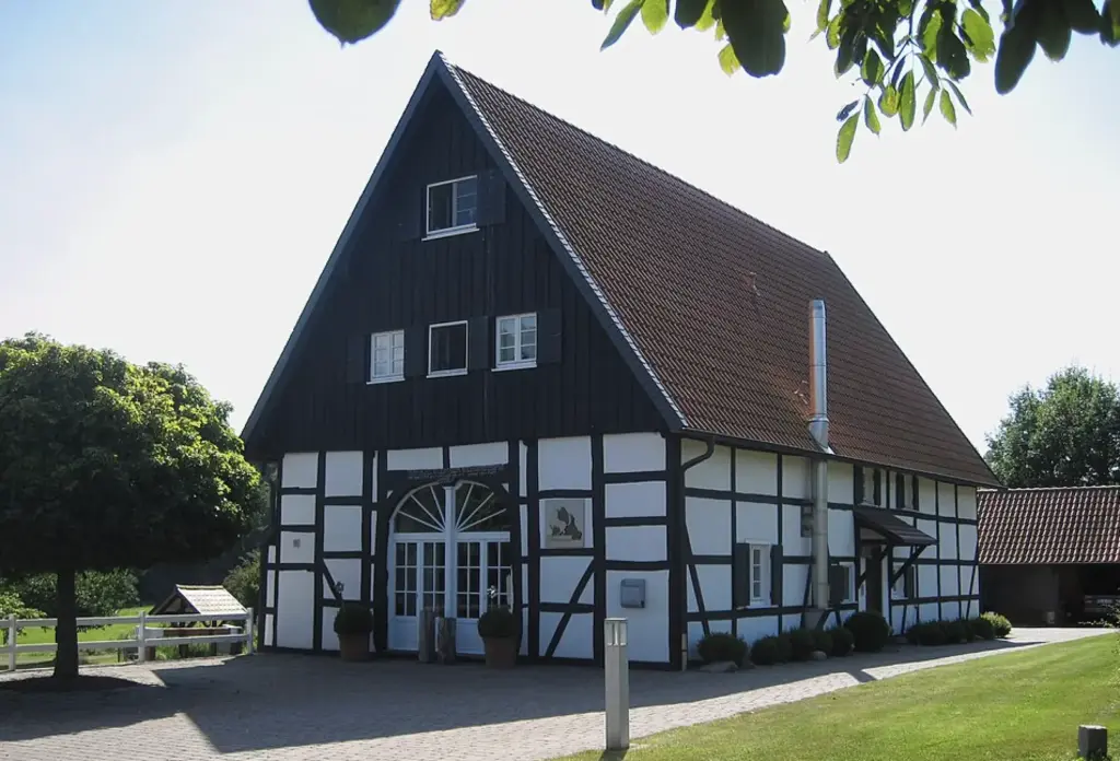 Westf&auml;lischer Fachwerkhof mit schwarzem Giebel in Schwerte, Haushaltsaufl&ouml;sungen im Umland.