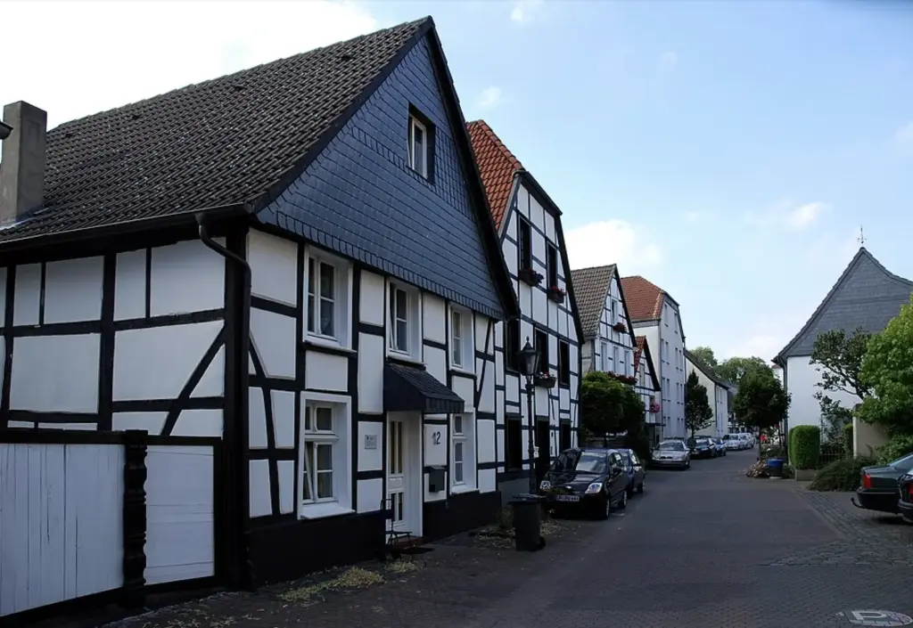 Stra&szlig;e mit Fachwerkh&auml;usern und Schieferd&auml;chern in Schwerte, Haushaltsaufl&ouml;sungen im Stadtgebiet.