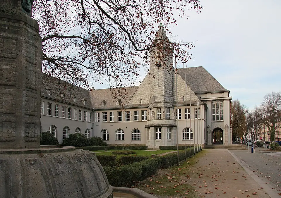 Historisches Verwaltungsgeb&auml;ude mit Turm in Schwerte, Einsatzgebiet f&uuml;r Haushaltsaufl&ouml;sungen.